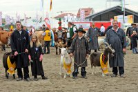 v.l.: Bernhard Trinkl mit seiner Tochter Sophia bei der Siegerehrung mit dem Bayern-Siegerschaf Jura.